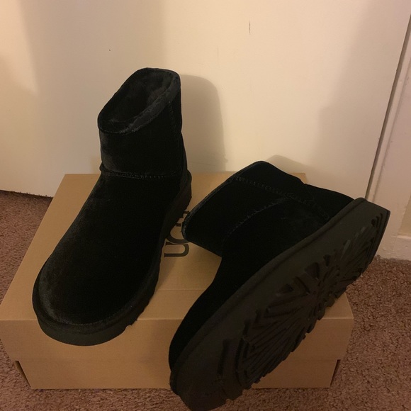 NIB UGG Classic Mini Boots - Picture 1 of 6